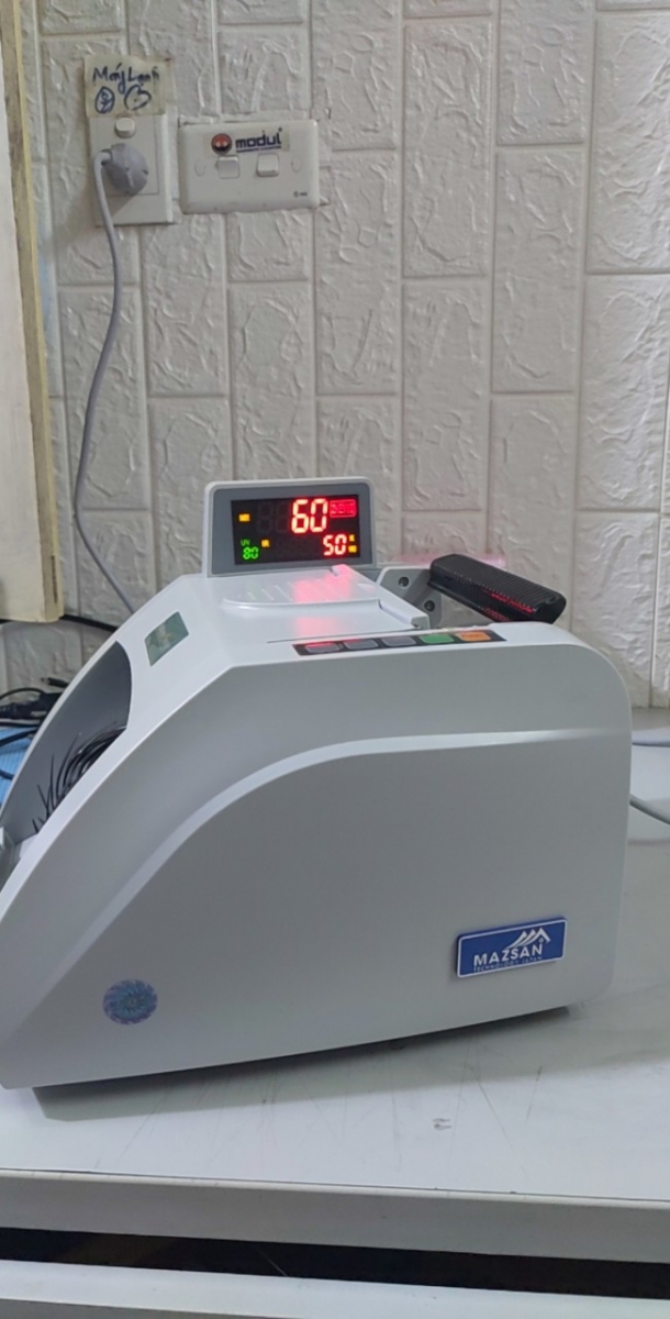 MÁY ĐẾM TIỀN MAZSAN MS99 TÍNH NĂNG MÁY ĐẾM TIỀN MAZSAN MS99 – Máy đếm tiền Mazsan MS99 cao cấp công nghệ nhật bản phần mềm mới nhất 2021. – Máy có chức năng kiểm tra tiền giả, tiền siêu giả, tiền lẫn loại, chính xác nhất hiện nay với nhiều cải tiến mới. – Sử dụng 14 led cực tím siêu sáng phát hiện tiền siêu giả có hình mệnh giá chìm, khó nhận biết nhất mà nhiều hãng máy khác không phát hiện được. – Sử dụng bộ mắt hồng ngoại IR công nghệ Nhật Bản để nhận biết màu sắc các loại tiền giả tinh vi có chất liệu polimer giống như tiền thật. – Máy đếm tiền Mazsan MS99 hệ thống mắt đếm được thiết kế độc lập, phòng trường hợp chức năng khác bị lỗi khách hàng vẫn sử dụng bình thường ở chế độ đếm số lượng. – Hệ thống làm mát máy và lọc bụi lớn để lọc bụi tiền không gây độc hại cho người sử dụng. – Cổng chờ RS232 nâng cấp phần mềm liên tục khi có tiền giả mới lưu hành ngoài thị trường. – Hệ thống phát hiện tiền khác loại rất chuẩn xác, từ mệnh giá nhỏ đến mệnh giá lớn. – Máy đếm tiền Mazsan chính hãng với 24 bộ mắt canh khổ chia đều cho mỗi bên luôn đảm bảo canh lề, đo khổ tờ tiền chính xác, giúp máy nhận biết tất cả các loại tiền lẫn từ nhở hơn hoăc lớn hơn. – Máy đếm tiền Mazsan MS99 03 bộ cảm biến màu sắc tiền, luôn đảm bảo máy nhận đúng mệnh giá tiền khi đếm, hạn chế tối đa lỗi thả tiền sai khi người dùng sử dụng chưa quen, giúp máy luôn luôn ổn định ít báo nhầm. – Máy đếm tiền Mazsan hệ thống mắt thần được thiết kế dạng hộp dễ dàng tháo lắp thuận tiện hơn khi vệ sinh máy, giúp người dùng có thể tự vệ sinh máy khi chưa có kỹ thuận hỗ trợ. – Máy đếm tiền Mazsan nhập khẩu được thiết kế theo nhượng bản quyền của tập đoàn CUMMIS. – Khung máy cải tiến từ máy đếm ngoại tệ có tốc độ đếm cực nhanh như máy đếm khí nén, tốc độ tối đa 1200 tờ/p. – Chức năng đếm kiểm giả UV (AUTO). – Chức năng đếm tổng tiền (TOTAL) chuẩn. – Chức năng chia số tờ tiền theo ý (PRE). – Chức năng cộng tổng số tờ (ADD). – Lưu lại số tờ đếm của tép trước. THÔNG SỐ KỶ THUẬT MÁY ĐẾM TIỀN MAZSAN MS-99 – Hiển thị model máy. – Cổng nâng cấp có sẵn USB 3.0 để nâng cấp khi có phần mền mới. – Điện áp 220VAC, 50Mhz. – Công suất 65w. – Kích thước : 375 x 315 x 275mm. – Trọng lượng: 9.2kg. PHỤ KIỆN KÈM THEO – Hộp số rời camera. – Dây nguồn – Cọ quét bụi – Bộ phụ tùng xa cua. – Hướng dẫn sử dụng Tiếng Việt, Tiến Anh. ƯU ĐIỂM MÁY ĐẾM TIỀN MAZSAN MS-99 – Máy đếm tiền Mazsan chính hãng có kích thước gọn nhẹ, không gây tiếng ồn khi máy hoạt động, rất tiện lợi khi sử dụng, thích hợp cho mọi không gian. – Máy đếm tiền có độ bền cao, phát hiện tiền giả siêu chuẩn. ít bị báo nhầm. đếm được đa số các loại tiền polymer, cotton và các loại ngoại tệ. – Máy đếm tiền cao cấp với phần mền được nâng cấp liên tục khi có tiền giả lưu thông. – Giảm tối đa tình trạng báo và đếm sai số lượng. CHÍNH SÁCH BẢO HÀNH MÁY ĐẾM TIỀN MAZSAN MS99 – Bảo hành 24 tháng, bảo trì miễn phí vĩnh viễn (vệ sinh máy định kỳ hàng tháng trong quá trình sự dụng). – Giao hàng và hướng dẫn sử dụng, lắp đặt, sữa chữa tận nơi trên toàn quốc. – Phần mềm nâng cấp miễn phí liên tục khi có tiền giả mới lưu hành ngoài thị trường. – Đổi mới thiết bị trong vòng 3 tháng ( lỗi trong khi vận chuyển, lỗi do nhà sản xuất). – Giao hàng miễn phí trên toàn quốc. – Giảm giá 10% cho khách hàng mua máy lần 2. – Hướng dẫn khách hàng tự sửa chữa những lỗi nhỏ. – Tặng 01 bộ linh kiện khi mua thiết bị mới ( bánh xe, đệm xu, đệm inox, dây curoa). HƯỚNG DẪN SỬ DỤNG MÁY ĐẾM TIỀN MAZSAN MS99 – Sản phẩm Mazsan MS-99 chuyên thiết kế cho thị trường việt nam. – Kỹ thuật kiểm siêu giả tiên tiến nhất việt nam. – Chuyên kiểm tra tiền giả không phát sáng. - Tự động theo dõi và tăng chỉnh bộ phận kiểm tra tiền giả. – Tự động khởi động và tự động xóa số. – ‘FUNC’ = nhấn màn hình hiển thị ( AUTO) đếm tất cả các loại tiền ở chế độ thông thường, nhấn 1 lần nữa màn hình hiển thi ( SIZE ) đếm ở chế độ kiểm giả hoàn toàn tự động. – ‘PRESET’ = đếm chia mẽ ,ấn định số cần đếm .nếu muốn thay đổi số thì nhấn + hoặc – – ‘add’ = vào chế độ cộng dồn. – ‘CLEAR’ = xóa số vừa đếm. – Trên đây là một số những thao tác đơn giản trên máy, trong quá trình khách hàng sử dụng, chúng tôi sẽ cho chuyên viên kỹ thuật đến bảo hành và hướng dẫn thêm những phần khách hàng chưa hiểu rõ. – Rất mong quý khách hàng thông cảm cho những sai sót trong khi sử dụng vì đây là một sản phẩm hoàn toàn mới, có những thao tác chưa quen. – Nếu có vướng mắc xin quý khách hàng vui lòng liên hệ với công ty chúng tôi, Xin cảm ơn . máy đếm tiền MAZSAN MS99 nhập khẩu chính hãng giá rẻ